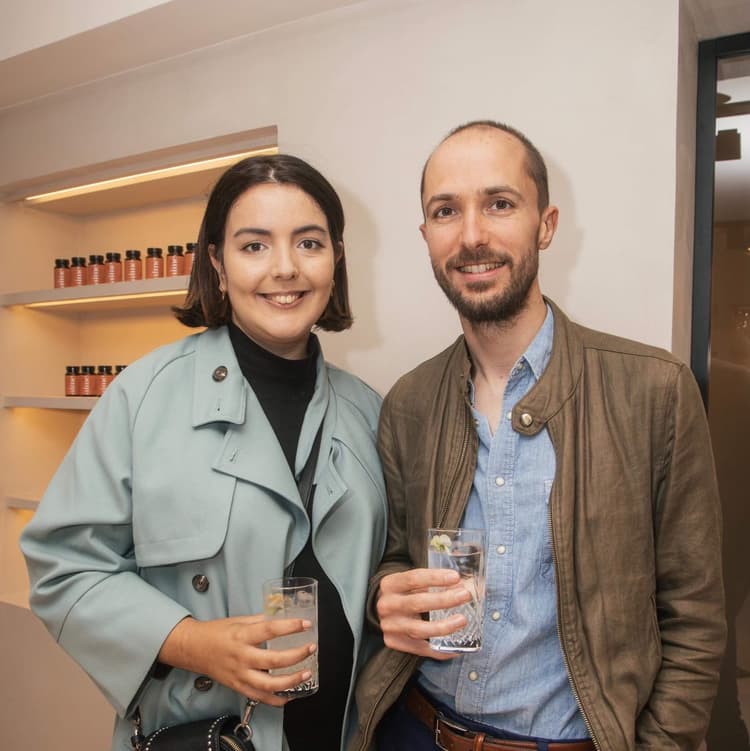 Julien et Myriam boivent un cocktail