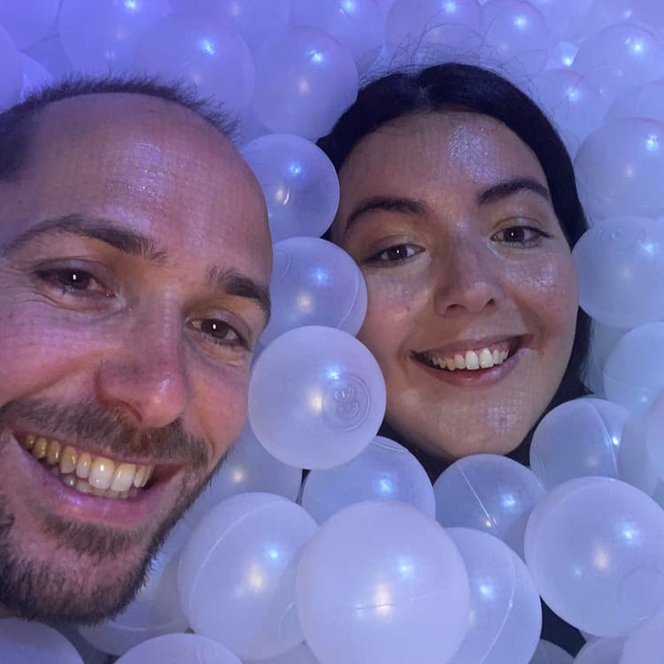 Julien et Myriam sont dans des bulles